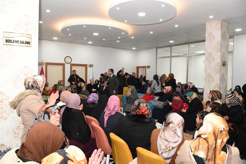 AK PARTİ GENEL BAŞKAN YARDIMCISI KARAASLAN, KURSİYERLERLE BULUŞTU