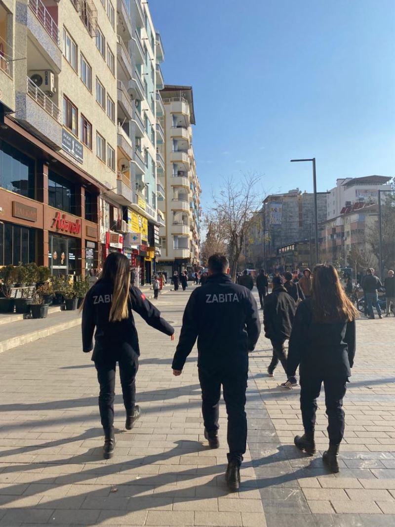 SİİRT BELEDİYESİ ZABITA EKİPLERİ, KALDIRIM İŞGALLERİNE GEÇİT VERMİYOR ZABITADAN KALDIRIM İŞGALİ DENETİMİ…
