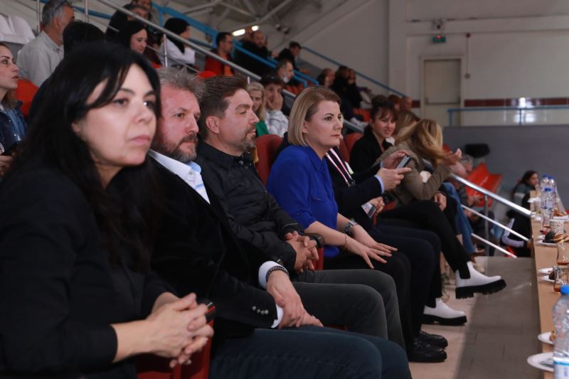 İZMİTLİ PERİLER DURDURULAMIYOR!