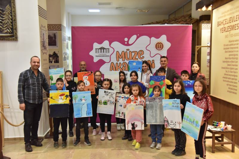 ÇOCUKLAR MÜZEDE ÖZLEDİKLERİ KAR YAĞIŞINI RESİM TUVALİNE ÇİZDİLER