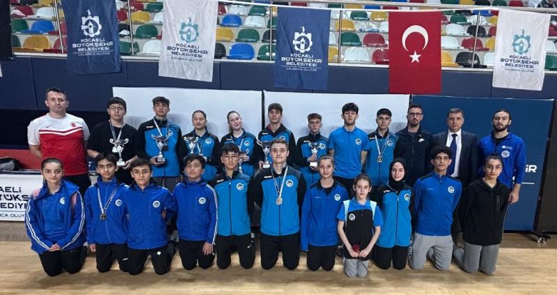 Büyükşehir karate sporcuları durdurulamıyor