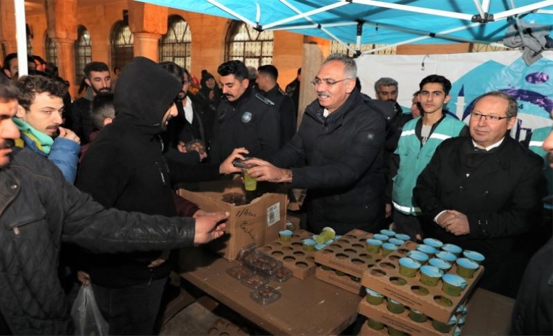 Eyyübiye Belediyesi’nden Şanlıurfalılara Kandil Lokması ve Şerbet İkramı