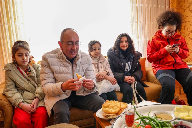 MUSTAFA KAVUŞ ÖNCE ŞİVLİLİK DAĞITTI ARDINDAN TOPLAMAYA ÇIKTI