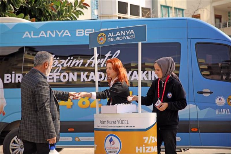 ALANYA BELEDİYESİ PAZAR YERİ VE CAMİLERDE VATANDAŞLARA LOKUM DAĞITTI