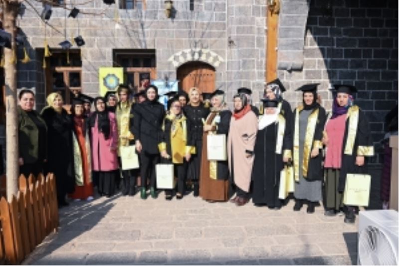 Okuma yazma öğrenen kadınlar kep attı