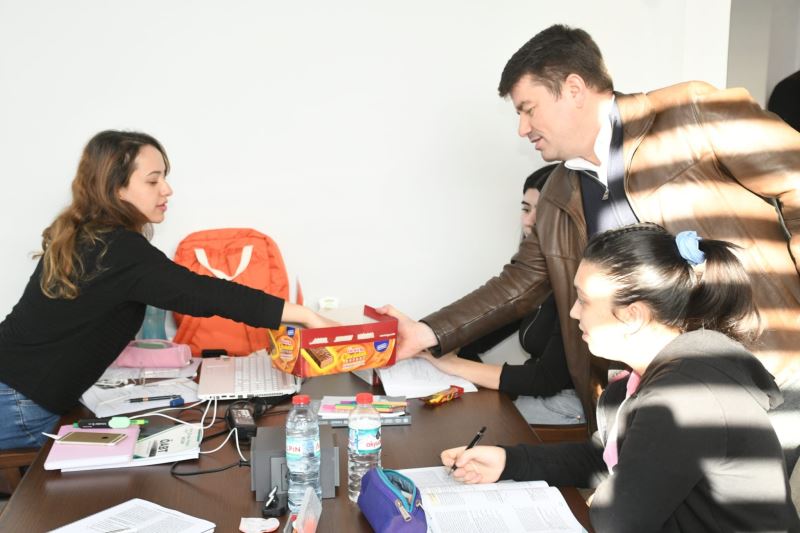 BAŞKAN DİNÇER PAŞACIK KİTAP KONAĞINDA ÖĞRENCİLERİ ZİYARET ETTİ
