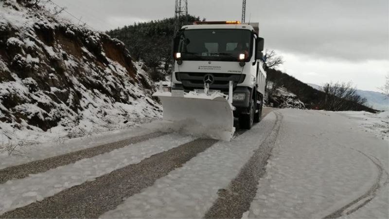 İzmir’in yüksek kesimlerinde karla mücadele başladı