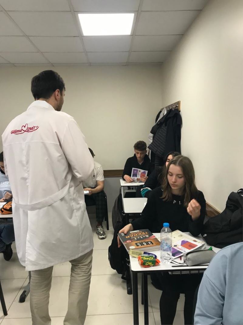 ÇINAR AKADEMİ’DE GENÇLER ARA TATİLE HEDİYE TEST KİTABIYLA GİRDİ