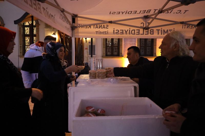 İZMİT BELEDİYESİ, REGAİP KANDİLİNDE VATANDAŞLARA HELVA İKRAM ETTİ