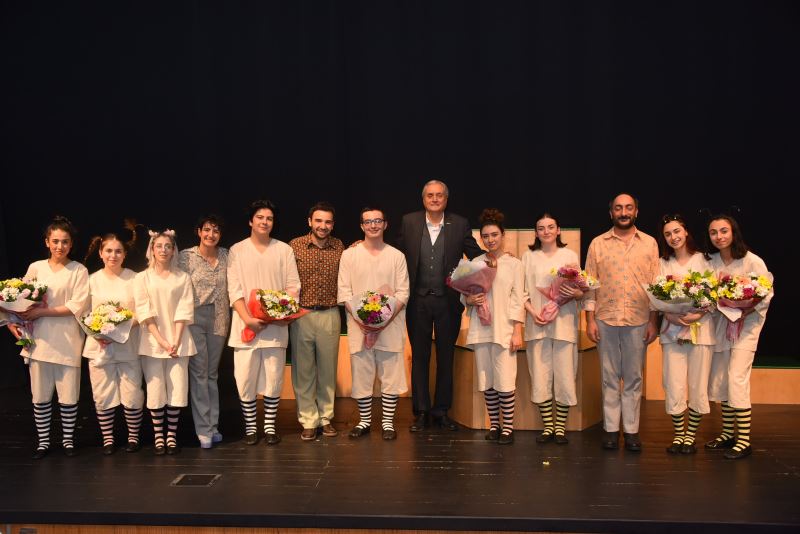 GENÇLİK TİYATROSU’NDAN MUHTEŞEM PERFORMANS