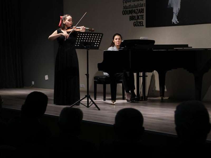 ODUNPAZARI’NDA EYLÜL ERYILMAZ VE HALE VURAL’DAN MUHTEŞEM ODA MÜZİĞİ DİNLETİSİ