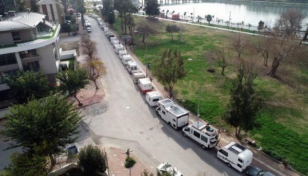 KONYAALTI’NDA MAHALLELİ İLE KARAVANCILARIN KAVGASI BÜYÜYOR.. HANGİSİ HAKLI?