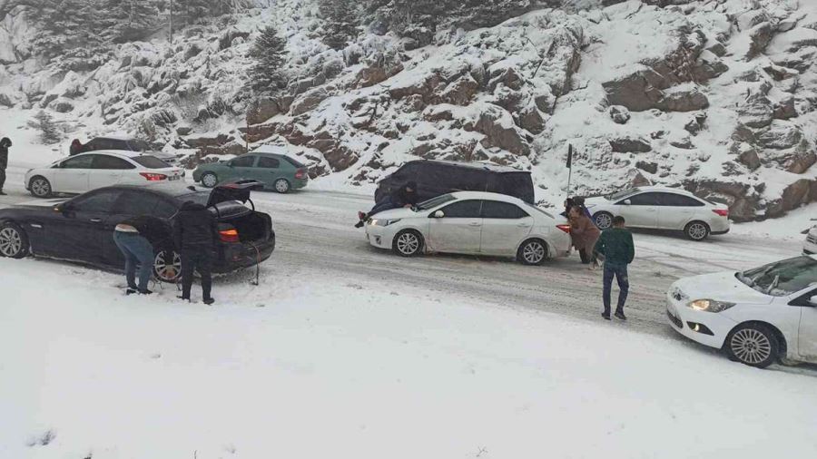 TÜRKİYE BEYAZA BÜRÜNDÜ.. YOLLAR KAPANDI ARAÇLAR YOLDA KALDI