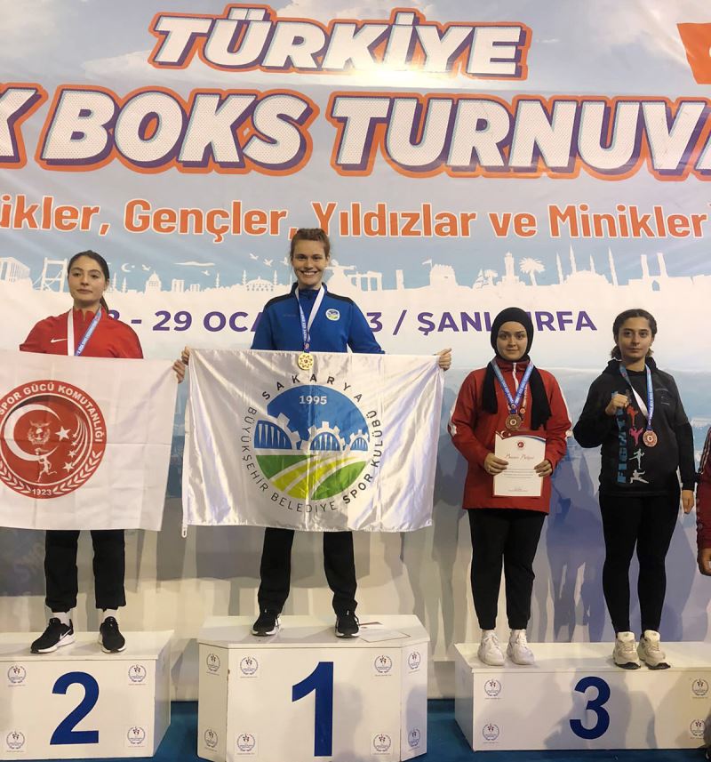 Kick boks turnuvasında Büyükşehirli sporcular kürsüde