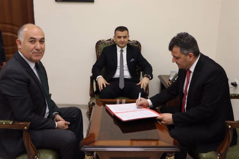 Emirdağ Belediyesi 2 Halı Sahayı Bedelsiz Olarak Milli Eğitime Devretti