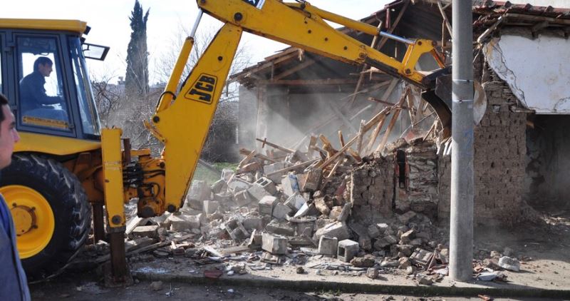 Karacabey’de metruk binalar tek tek yıkılıyor
