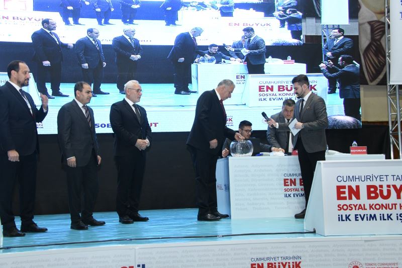 BAŞKAN YILMAZ, TOKİ KURA ÇEKİM TÖRENİNE KATILDI