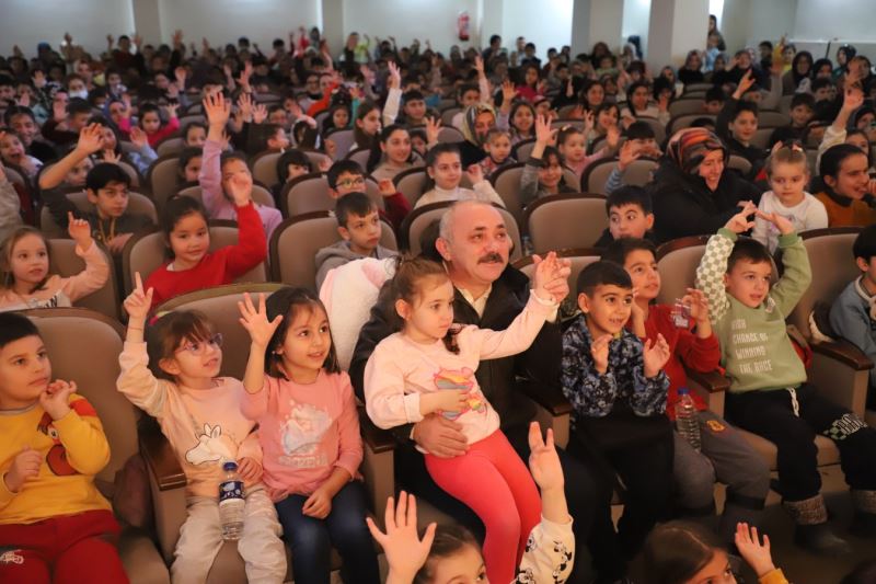 Çankırı Belediyesinden Çocuklara Karne Hediyesi