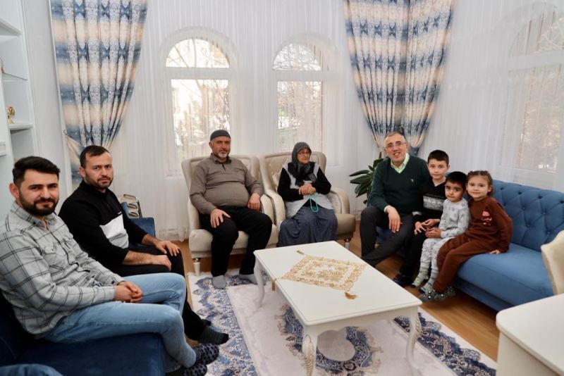 “Dinlemeden, Sevmeden, Gönüllere Girmeden Olmaz”
