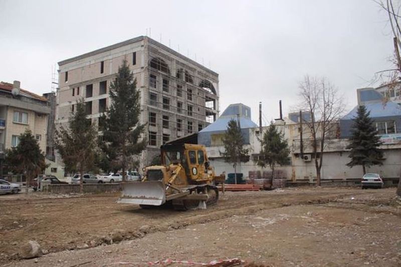 Eski Hükümet Konağı Alanında Tesviye Çalışmaları Gerçekleştiriliyor