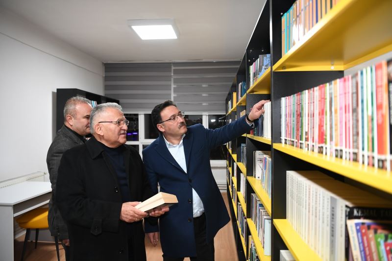 Büyükkılıç ile Çiçek, Yeni Hizmete Açılan Akkışla İlçe Halk Kütüphanesi’ni İnceledi