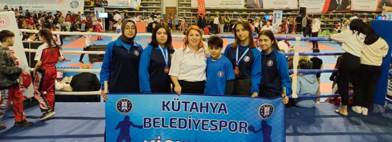 SPORCULARIMIZ MADALYAYA DOYMUYOR
