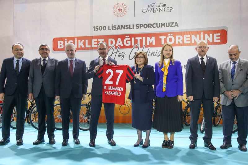 GAZİANTEP BÜYÜKŞEHİR, BAKAN KASAPOĞLU’NUN KATILIMIYLA 1500 LİSANSLI SPORCUYA BİSİKLET DAĞITTI