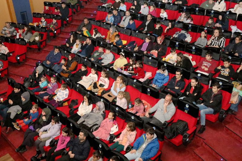 Ara tatile giren minikler ‘Hayvanlar Şehri’ni heyecanla izledi