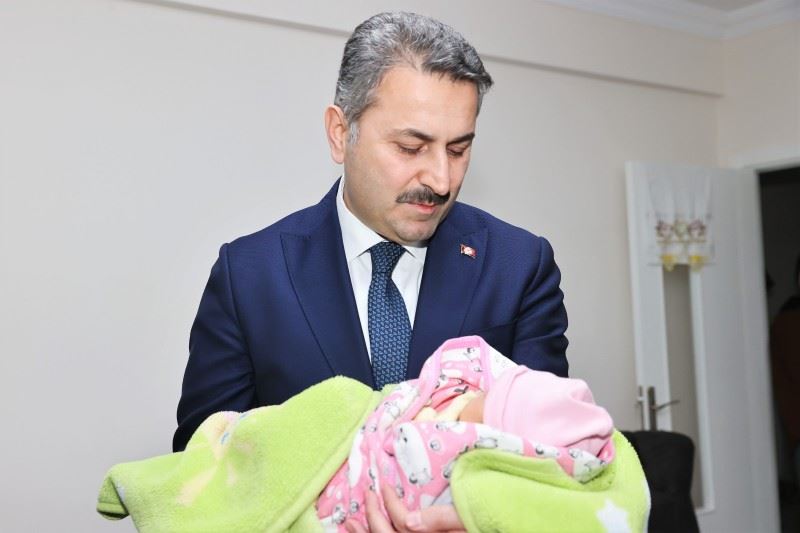 BAŞKAN EROĞLU, YILIN İLK BEBEĞİNİ ZİYARET ETTİ