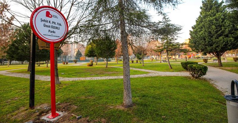 Bayraklı’nın parklarında tabelalar yenilendi