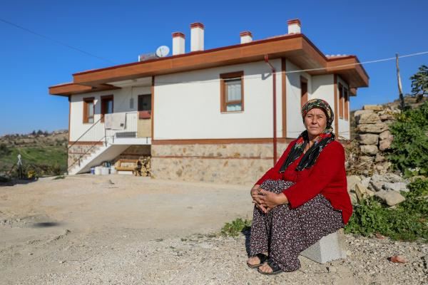 BÜYÜK YANGINDA EVİNİ KAYBEDEN KADIN YENİ EVİNE KAVUŞTU
