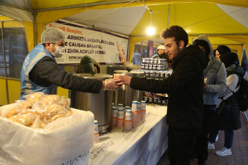 GAZİANTEP BÜYÜKŞEHİR, FİNAL SINAVLARINDA ÖĞRENCİLERE YEMEK İKRAMI YAPIYOR