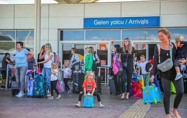 ANTALYA’DA 2023 TURİZMİ REKORLA BAŞLADI.. 5 GÜNDE 47 BİN TURİST GELDİ