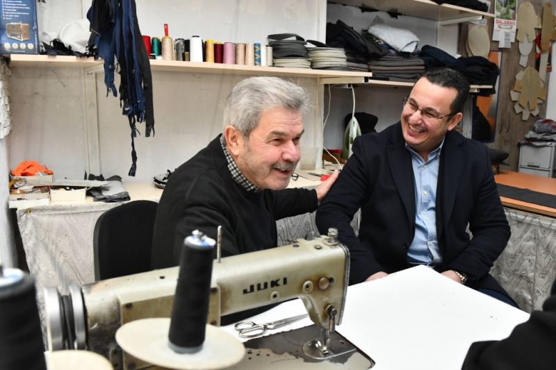 53 YILDIR HAZIR GİYİME MEYDAN OKUYARAK ŞAPKA ÜRETİYOR