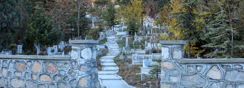 ŞEHİR MERKEZİNDEKİ MEZARLIKLAR YENİLENDİ