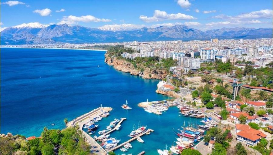 ANTALYA’DA HAVA AÇIK AZ BULUTLU, İÇ KESİMLER SİSLİ VE PUSLU