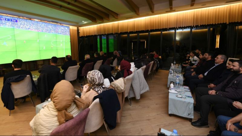 Başkan Güngör Gençlerle Derbiyi İzledi