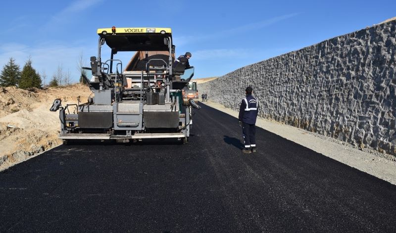 ÇERKEZKÖY İLÇESİ TEPE EMLAK KONUTLARI-İSTANBUL BAĞLANTI YOLU PROJESİNDE ASFALT ÇALIŞMALARI BAŞLADI