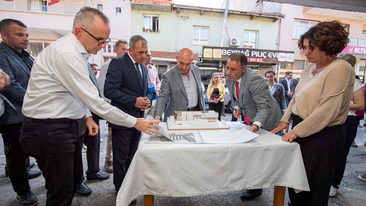 Başkan Soyer’den Beydağ’a 100. yıl armağanı