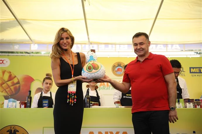 TROPİKAL MEYVE FESTİVALİ’NİN SON GÜNÜNDE ÇAĞLA ŞIKEL’E BÜYÜK İLGİ
