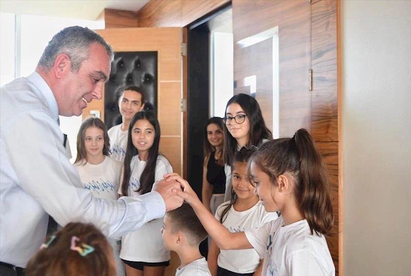 Başkan Esen minik hayvanseverleri ağırladı