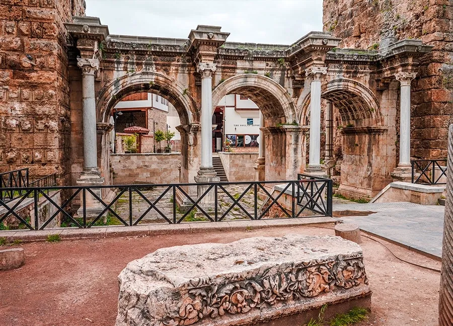 ANTALYA KALEİÇİ’NDE TEK BAŞINA BİR TARİH.. HADRİAN KAPISI