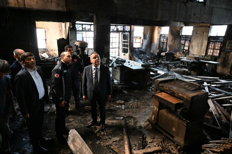 Başkan Böcek yangından zarar gören esnafı ziyaret etti