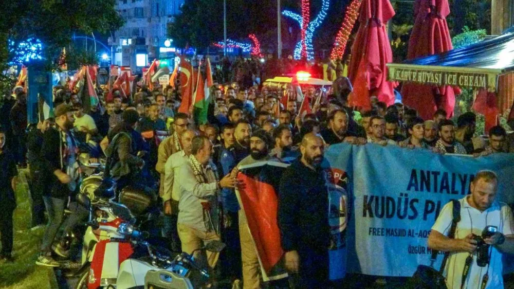 İSRAİL’İN GAZZE’DEKİ HASTANE SALDIRISI ANTALYA’DA PROTESTO EDİLDİ