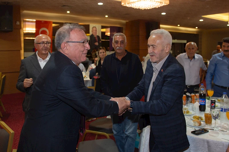 BAŞKAN AKAY MUHTARLARIN GÜNÜNÜ KUTLADI