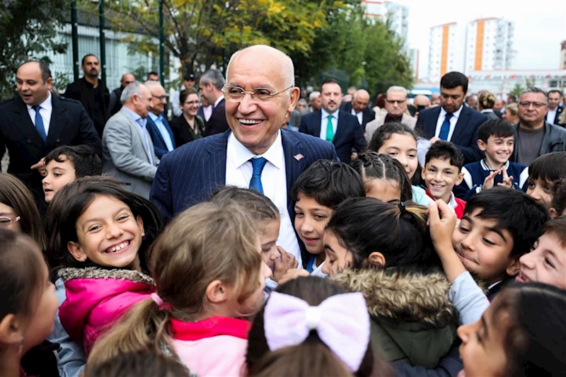 Yaşar Öğrencilerle Ağaç Dikti