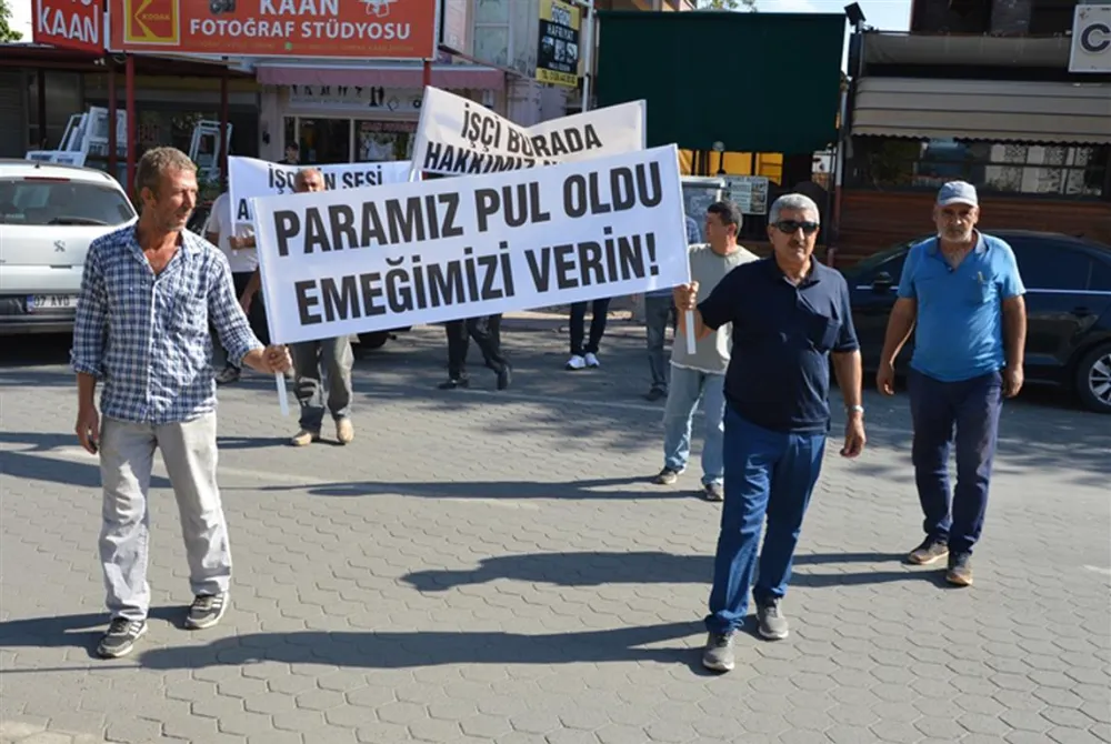 DÖŞEMEALTI BELEDİYESİ ÖNÜNDE İŞÇİLER ‘HAK ARAMA’ EYLEMİ YAPTI