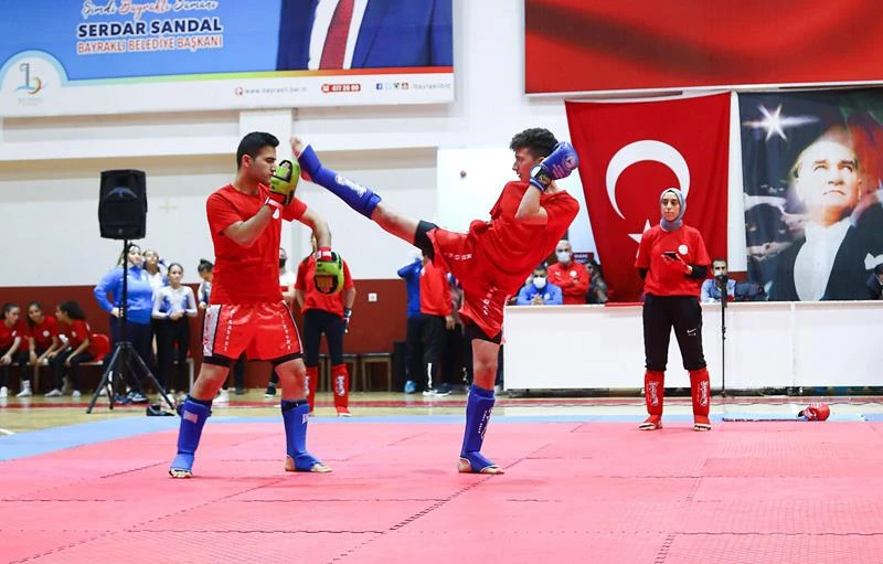 Bayraklı’da Cumhuriyet coşkusu sporla başladı!