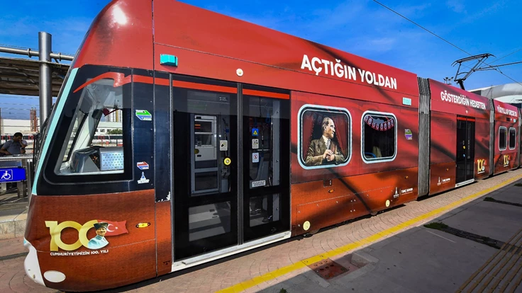 100’üncü yıla özel tramvaylar İzmir sokaklarında