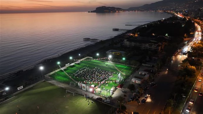 ÜNİVERSİTE ÖĞRENCİLERİ ALANYA BELEDİYESİ’NİN SİNEMA GECESİ’NDE BULUŞTU